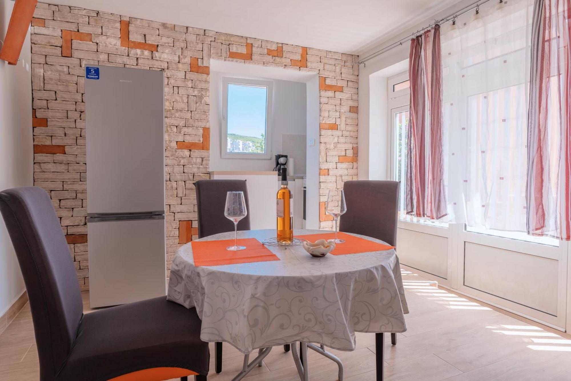שיבניק Apartments Ema מראה חיצוני תמונה