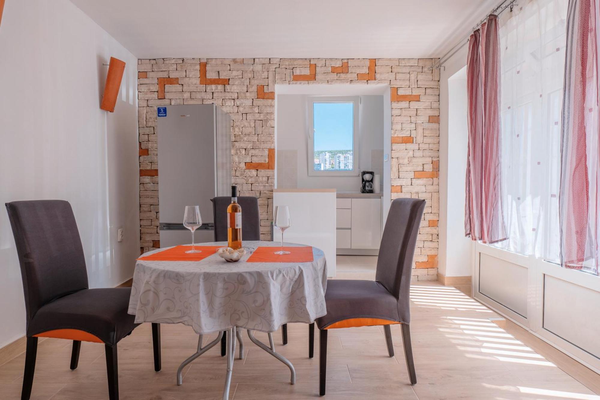 שיבניק Apartments Ema מראה חיצוני תמונה