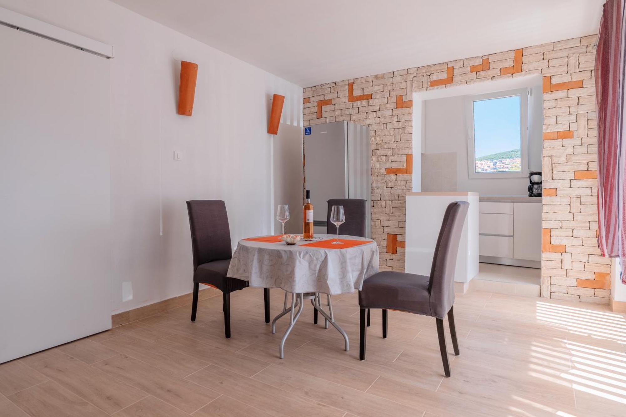 שיבניק Apartments Ema מראה חיצוני תמונה